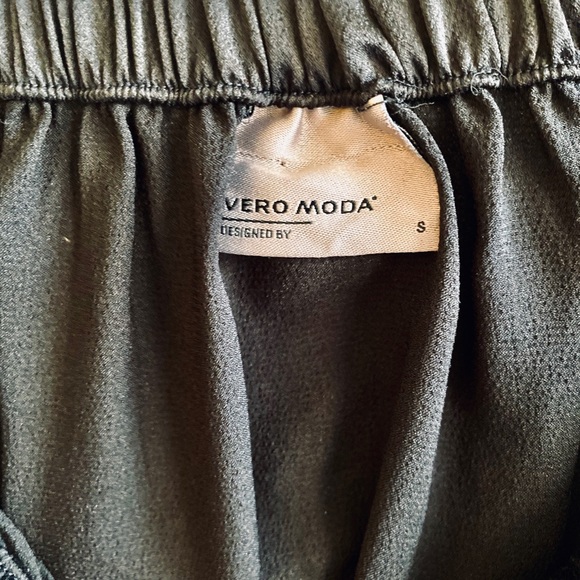 Vero Moda Off the Shoulder Black Top - Picture 2 of 5